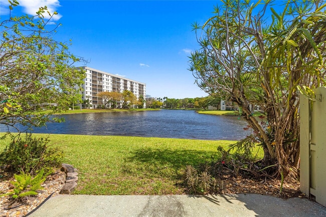 Building Photo - 2232 N Cypress Bend Dr