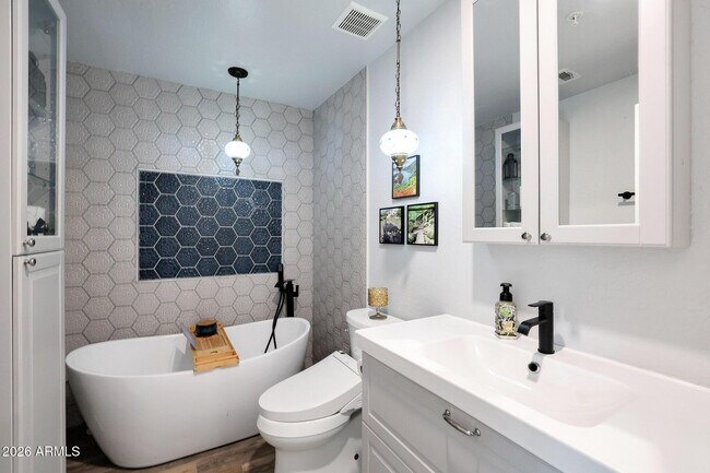 Building Photo - 615 E Portland St