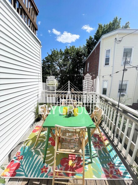 Building Photo - 76 Thorndike St