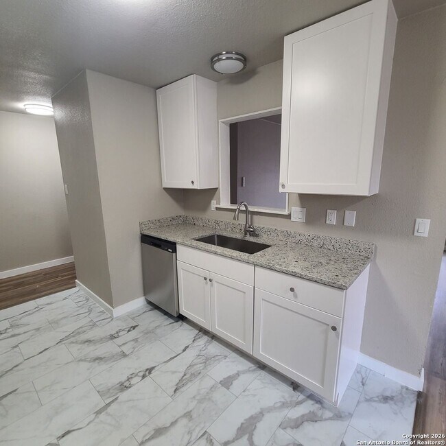 Building Photo - 3 Bedrooms 1 and 1/2 Bath