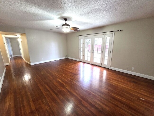 Building Photo - Charming 3 Bedroom 2 Bath Home