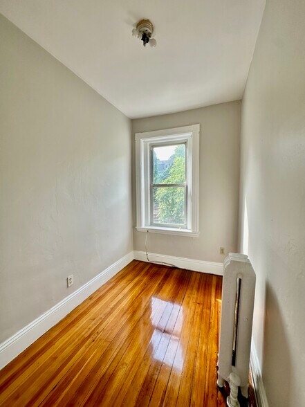 Building Photo - 10 Strathmore Rd