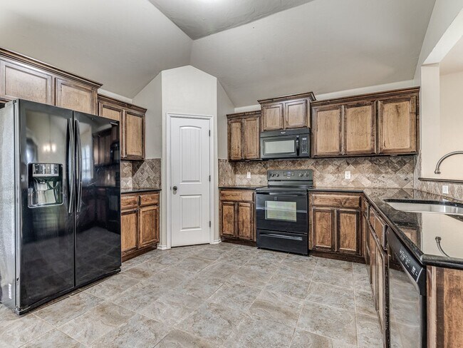 Building Photo - FREE AUGUST RENT + 3 Bedroom home in Deer ...