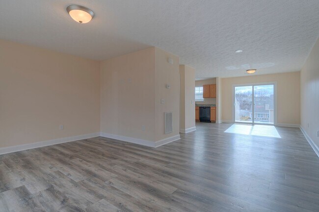 Building Photo - Oak Tree Townhome | 4 Bed, 4.5 Bath | Avai...