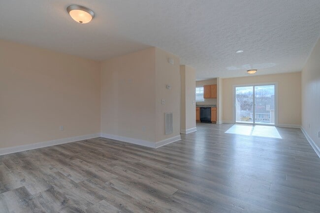 Building Photo - Oak Tree Townhome | 4 Bed, 4.5 Bath | Available Now!