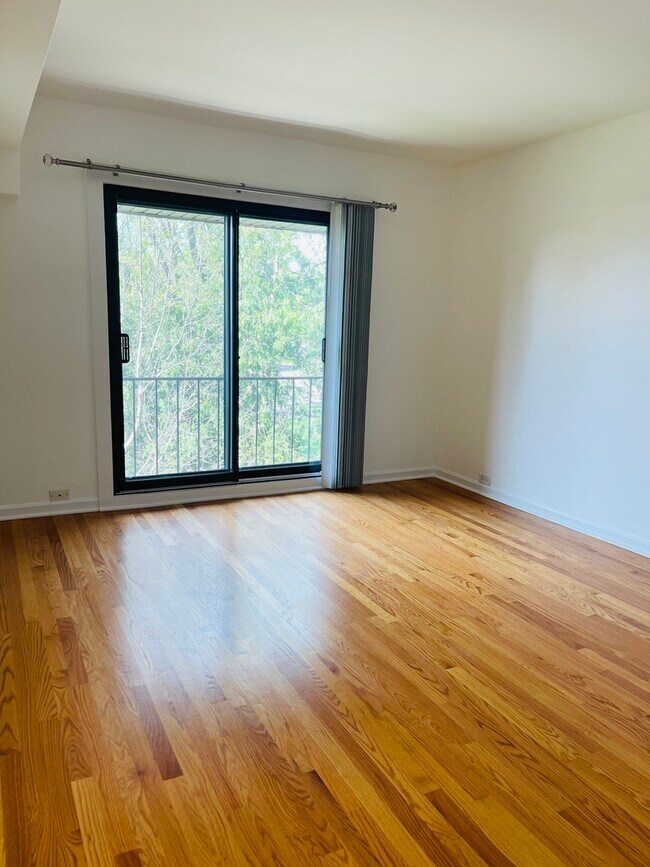 Building Photo - 600 W Russell St