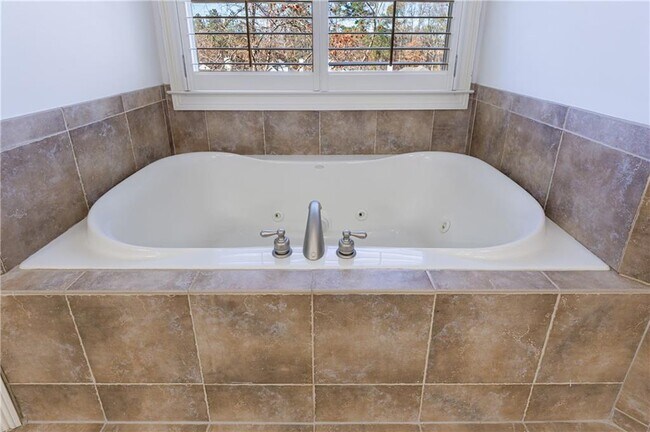 Building Photo - 1012 Madeline Ln