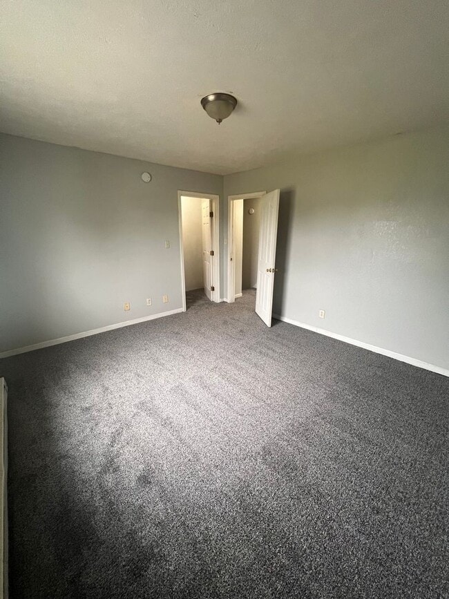 Building Photo - Preleasing for August 2026! 2 Bedrooms Home located in Downtown Muncie!