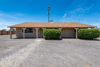 Building Photo - 3 BEDROOM HOME WITH LARGE YARD