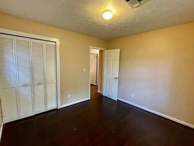 Primary Photo - Three bedroom two bath close to the Northe...