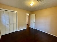 Building Photo - Three bedroom two bath close to the Northe...