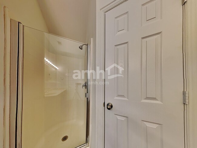 Building Photo - 221 Willow Creek Dr