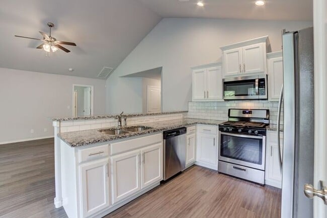 Building Photo - Cutest 3/2/2 Craftsman Style Home!