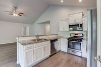 Building Photo - Cutest 3/2/2 Craftsman Style Home!