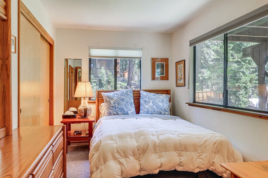 Building Photo - 320 Rim Dr