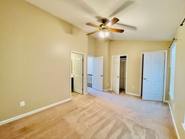 Building Photo - GORGEOUS TOWNHOUSE - MANASSAS