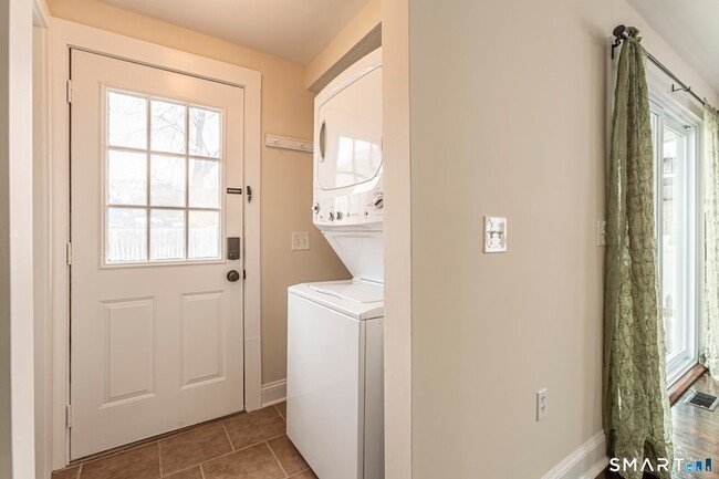 Building Photo - 15 Cowles St