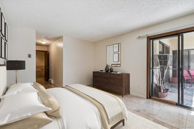 Building Photo - Spacious 2BD, 2BA Condo with Bonus Flex Room