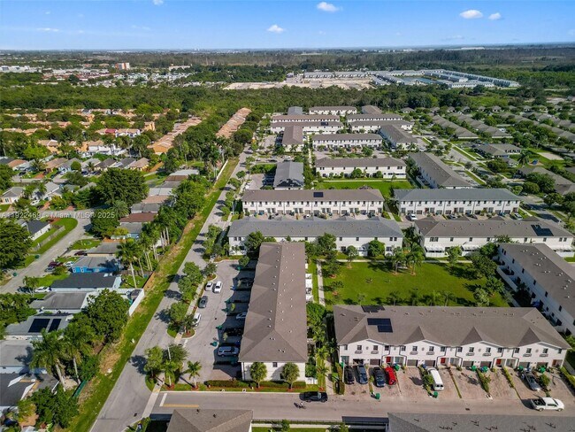 Building Photo - 757 SW 11th St