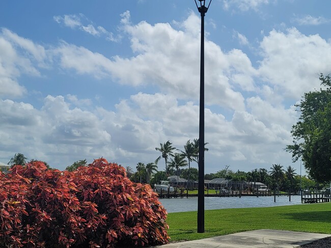 Building Photo - 1905 Robalo Dr