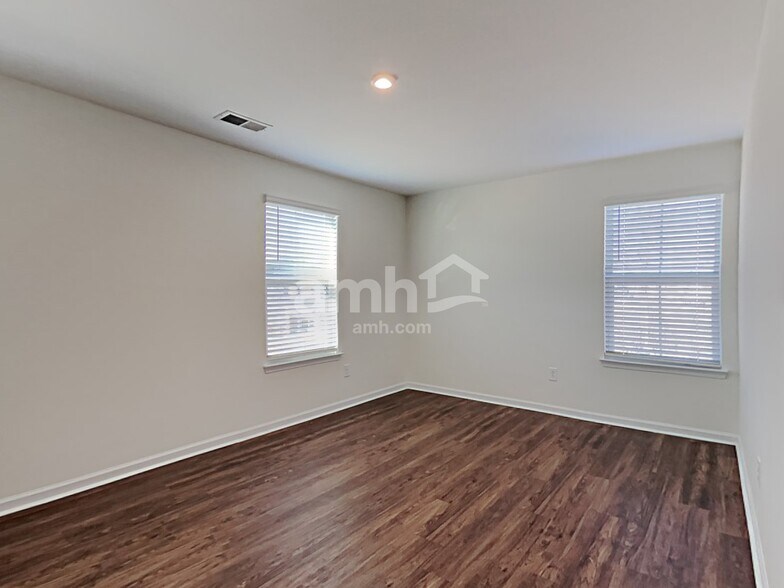 Building Photo - 5066 Twin River Dr