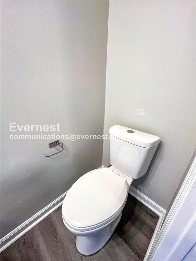 Building Photo - 2315 Oak Ct