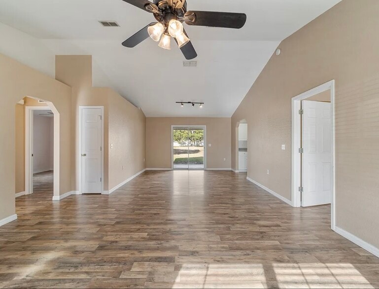 Building Photo - 6930 Bahia Rd