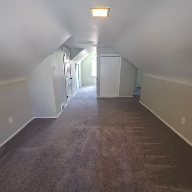 Building Photo - Single Family Home 3 beds 2 bath Available Now!