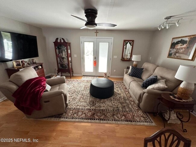 Building Photo - 310 7th St