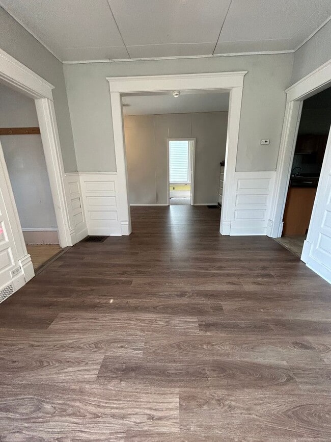 Building Photo - Large Five Bedroom House