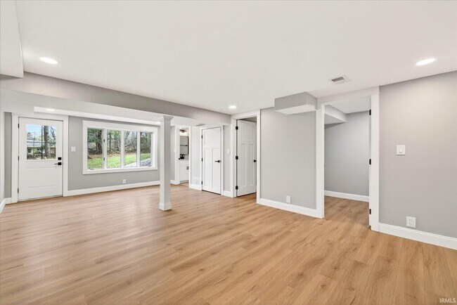 Building Photo - 633 S Ravencrest Ave