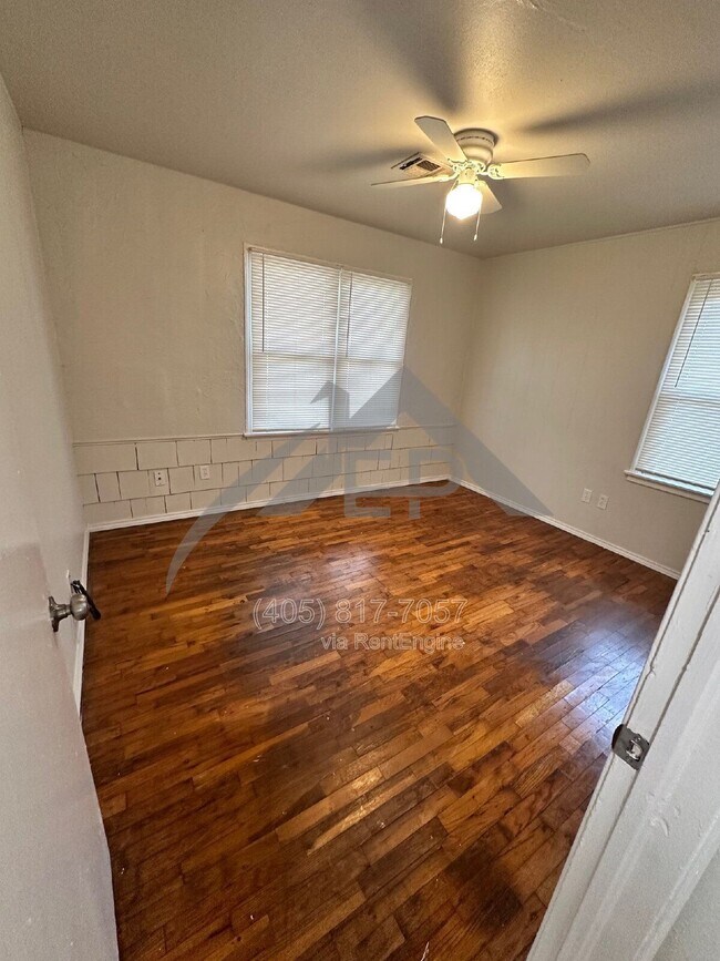 Building Photo - 216 W 4th St