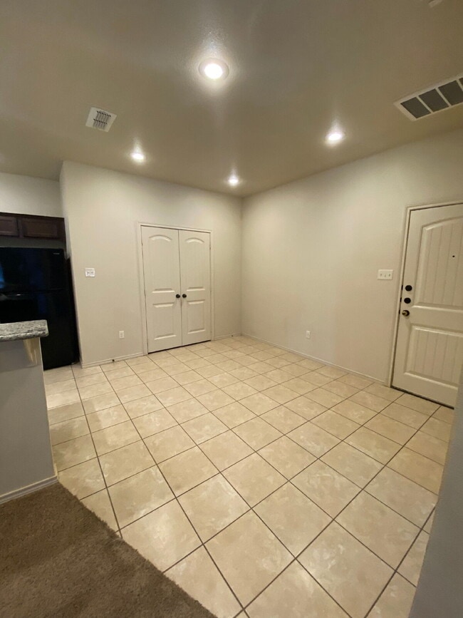 Building Photo - Cute 3/2/2 townhome in the Lubbock-Cooper District