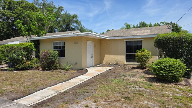 Building Photo - 1 Bedroom 1 Bath duplex