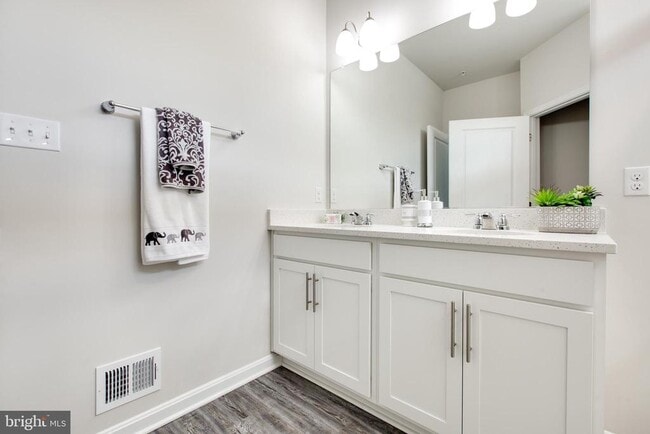 Building Photo - 3117 Laurel Hl Rd