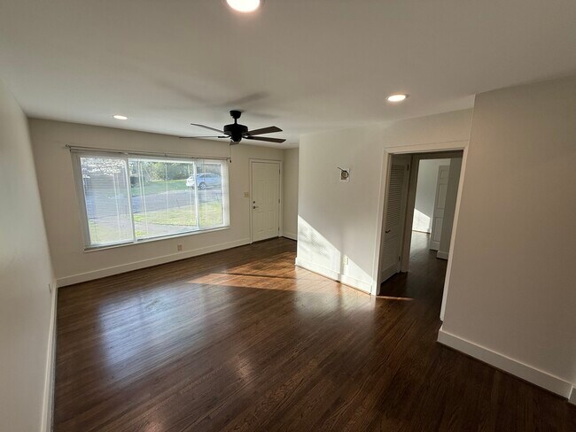 Living Room - 1865 Montclaire Ln