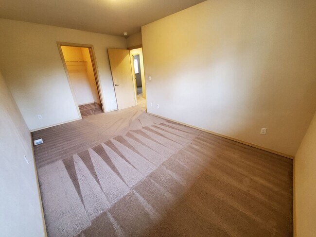 Building Photo - Left Side Duplex Available