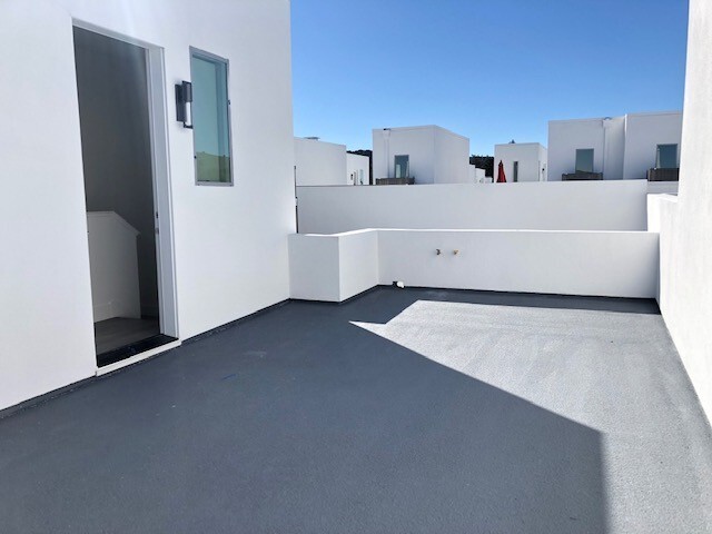 Building Photo - Newer Central Dublin Townhome with 2-Car Garage and Private Rooftop Deck