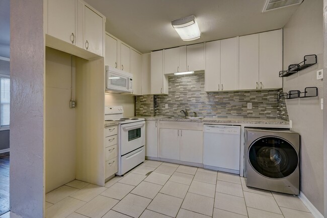 Building Photo - Stylish 1-Bedroom Gem Near Midtown & Plaza...