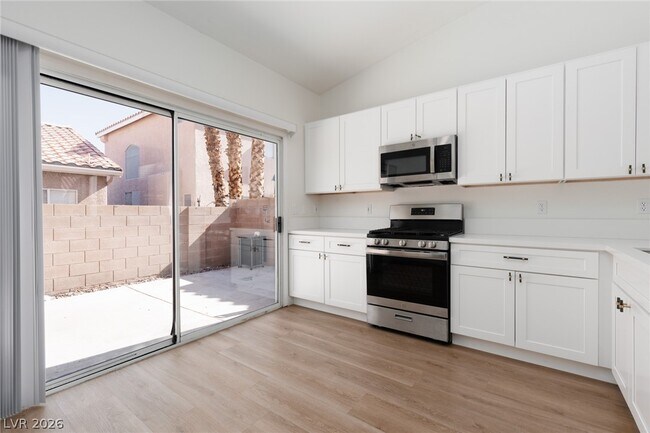 Building Photo - 886 Park Walk Ave