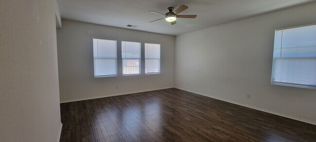 Building Photo - Gorgeous Single Story Home