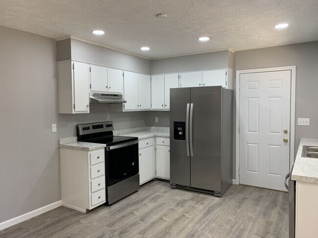 Building Photo - Charming 3 Bed, 2 Bath Home in Fayetteville