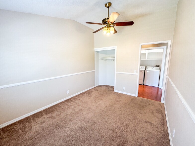 Building Photo - 8060 E Goldenrod Ln