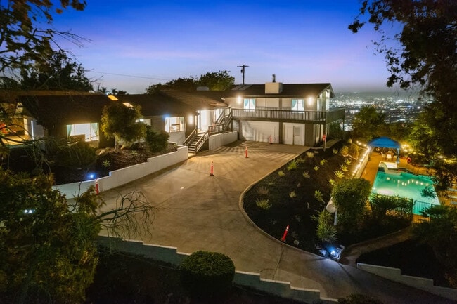 Building Photo - 5048 Bluff Pl