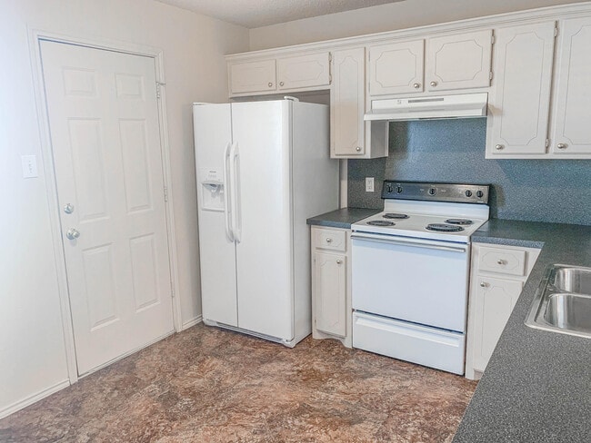 Building Photo - 6112 7th Dr