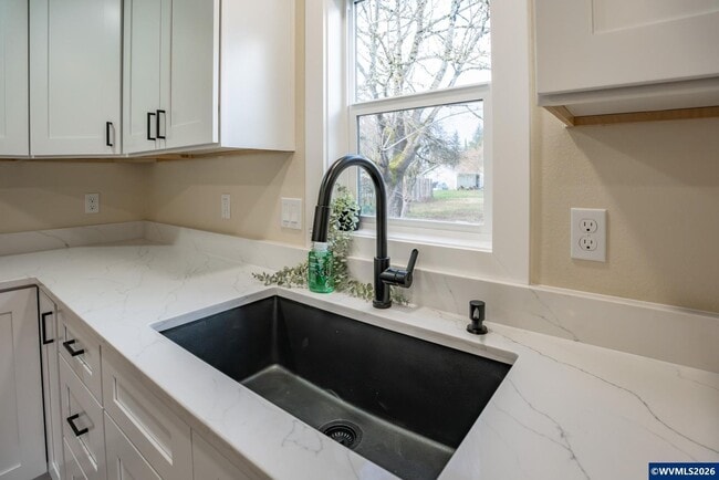 Building Photo - Fully Remodeled 2 Bedroom on a corner lot!