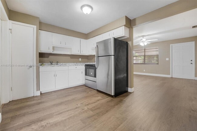 Building Photo - 5010 SW 93rd Ave