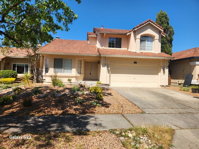 Building Photo - Beautiful 4 bedroom, 3 bathroom home locat...