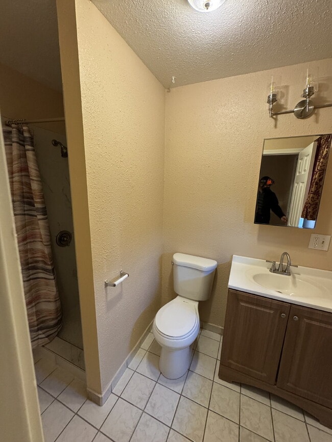 Building Photo - Water, sewer, garbage and landscaping is included. Clean 3-bedroom 2 bath