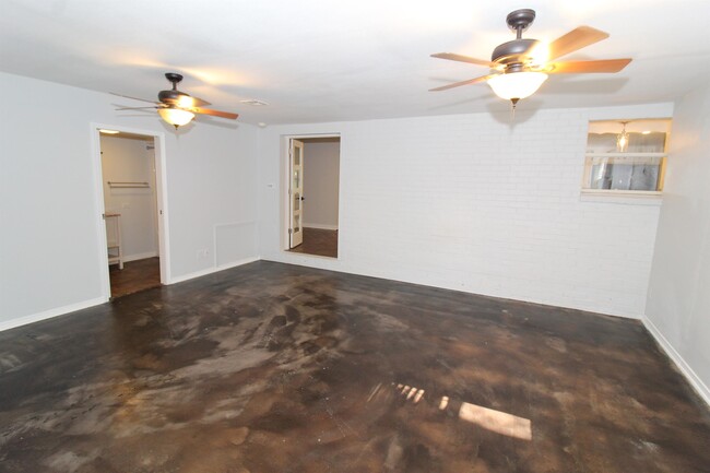 Building Photo - 2715 W Gum St
